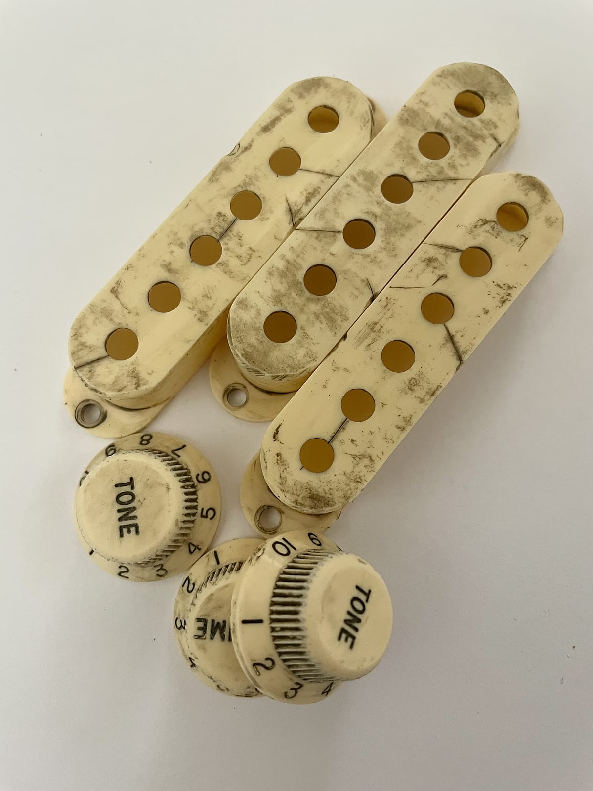 Aged Fender knobs and pickup covers set, Cream, relic, Stratocaster
