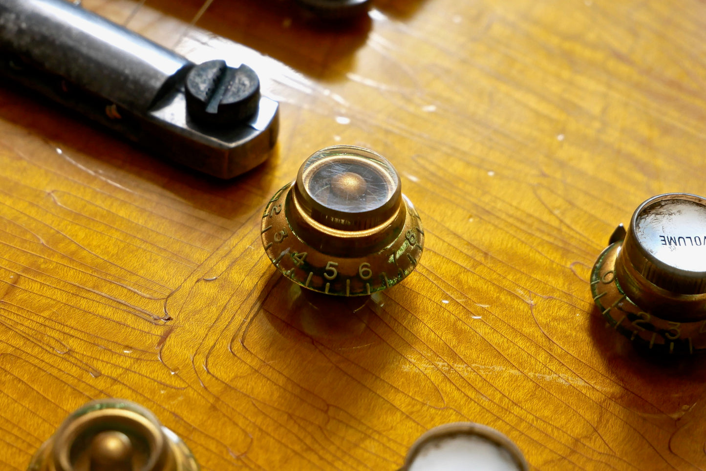Aged Gibson Les Paul Mismatched knobs, for Gary Moore style guitars, set of 4