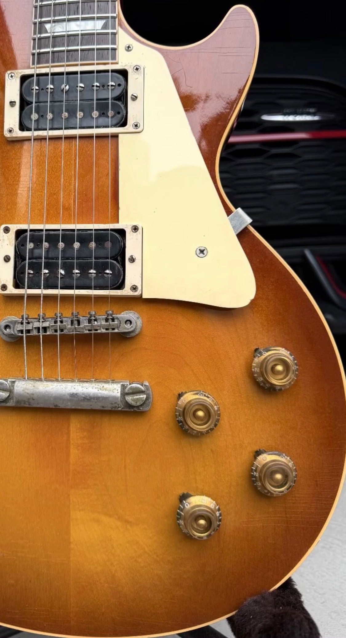 Aged set for Gibson guitars, Les Paul - Pickguard, Pickup rings, switch plate, Top Hat knobs and jack plate