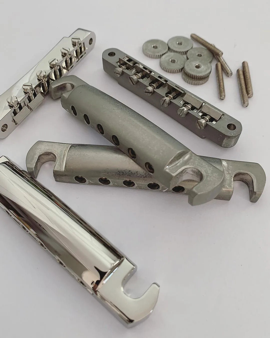 Aged aluminium lightweight tailpiece w/posts, Gibson Historic PTTP-060 stoptail, relic