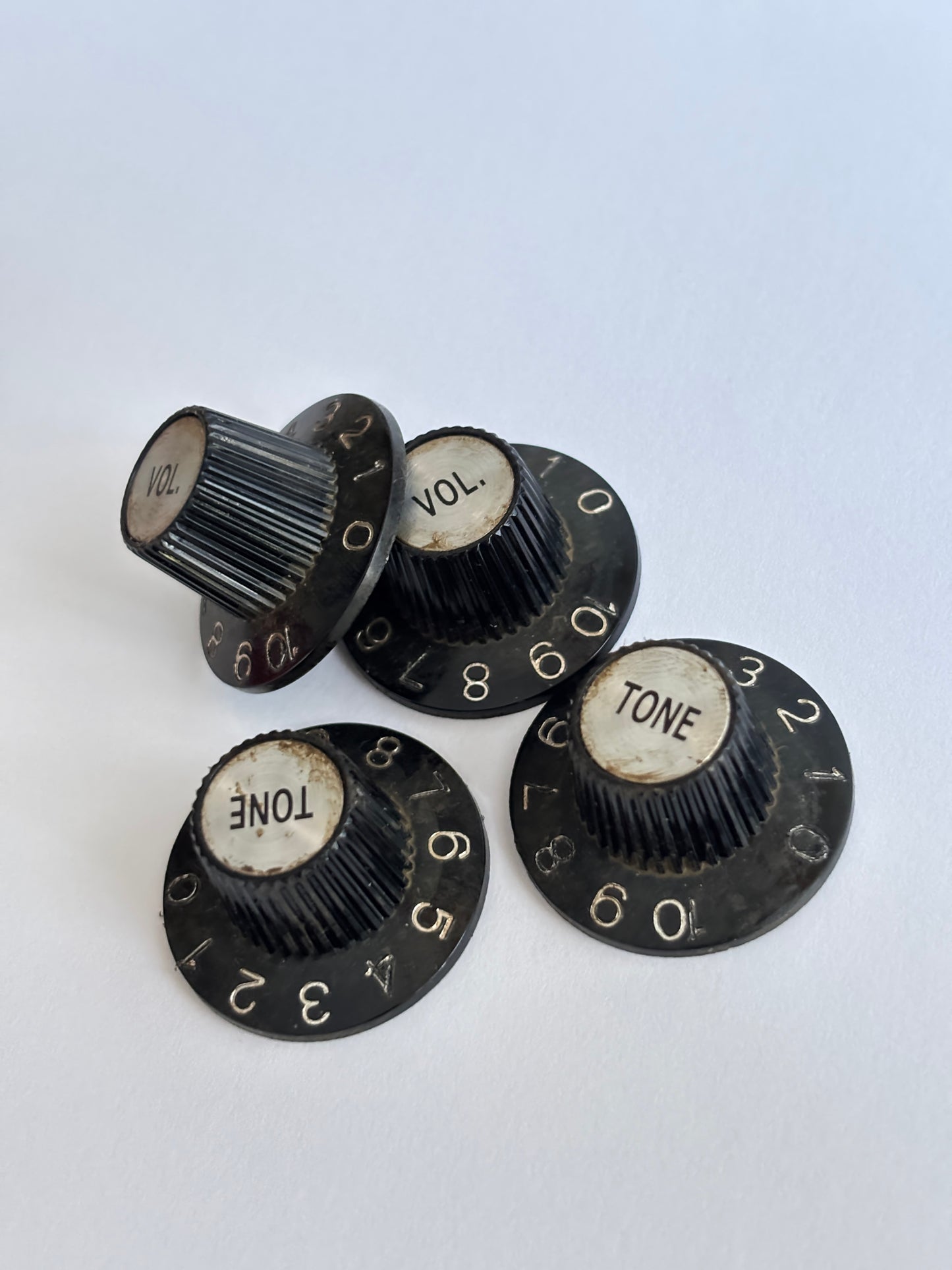 Set of 4 aged Gibson Witch Hat knobs black/silver, ES-335, relic, 59 Parts