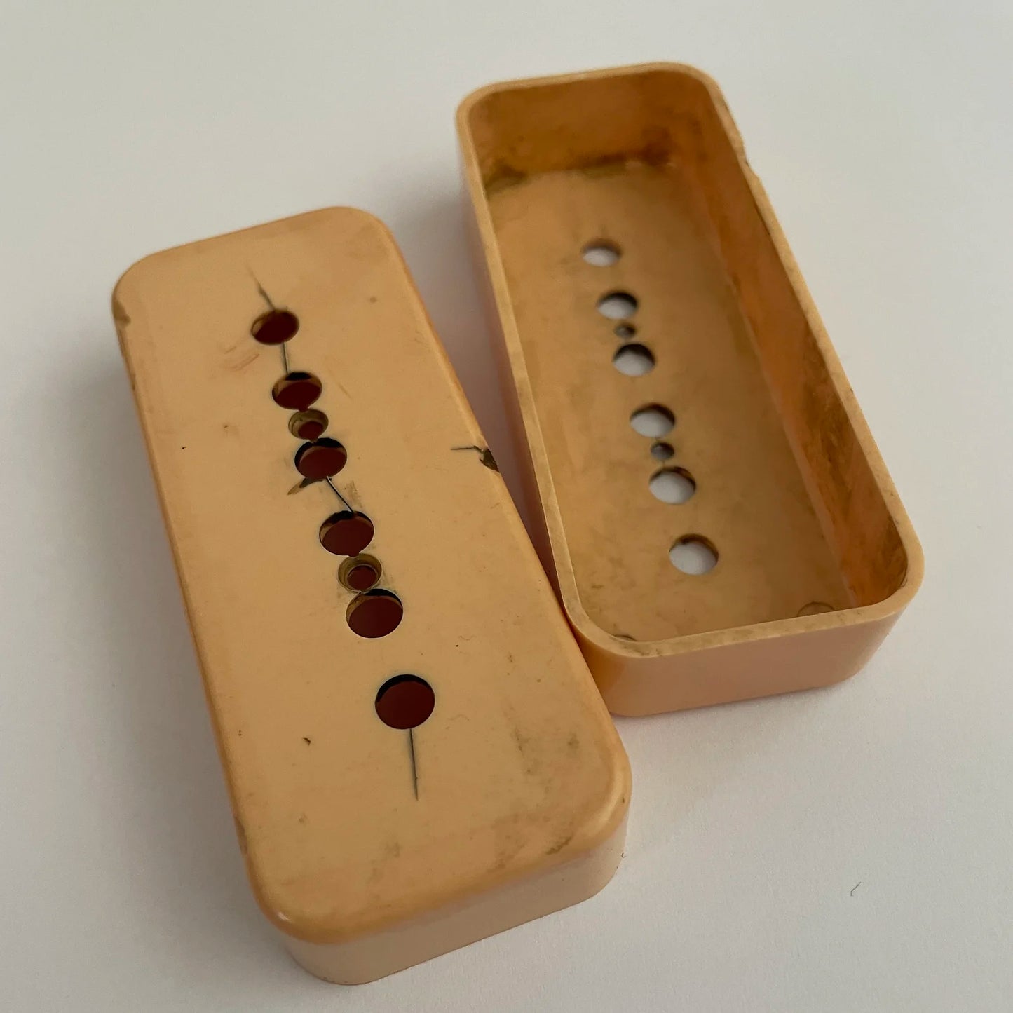 59 Parts aged Gibson P90 pickup covers, set of 2, dark cream, soapbar, relic, 49.2 spacing