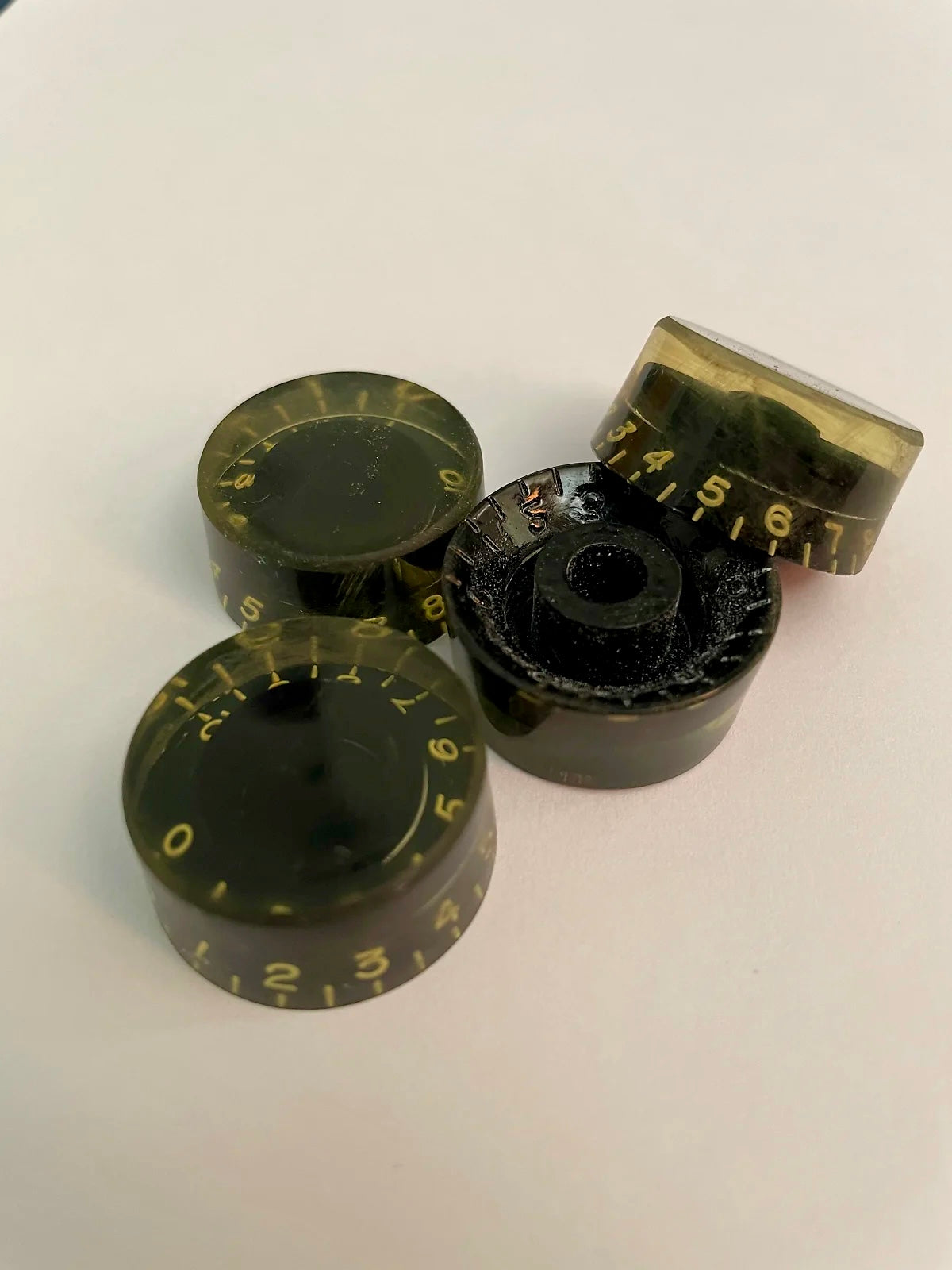 thumbnail image 2 of 4x Gold/Black Speed Knobs For Electric Guitar – Fits SG, Les Paul, Epiphone – Replacement Knobs 2 of 6