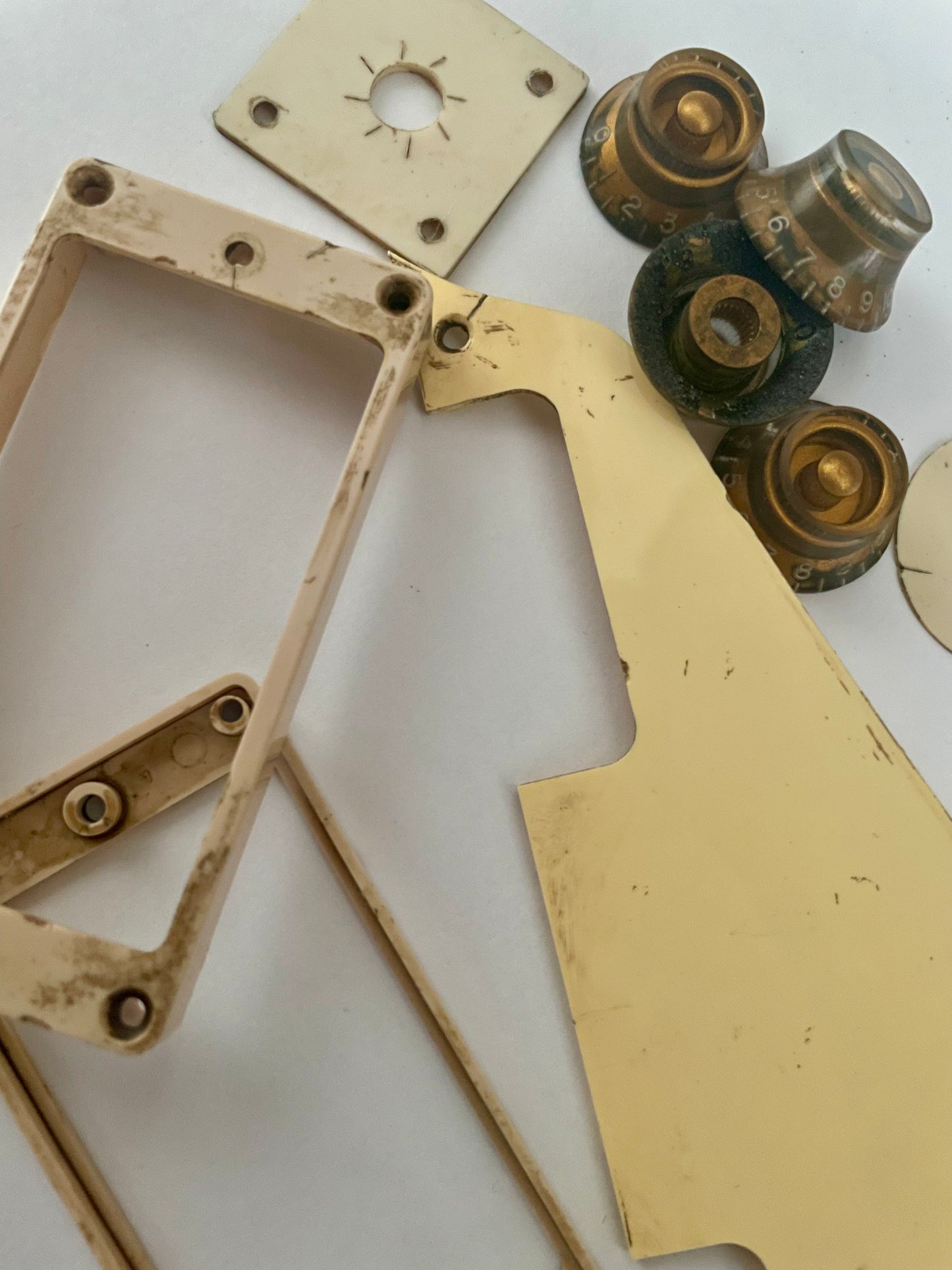 Gibson aged set, Pickguard, Pickup rings, switch plate, Top Hat knobs and jack plate, Les Paul, relic, 59 Parts