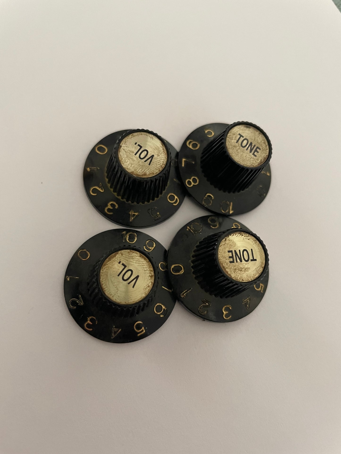 Aged Witch Hat knobs black/gold, Gibson, set of 4, US size