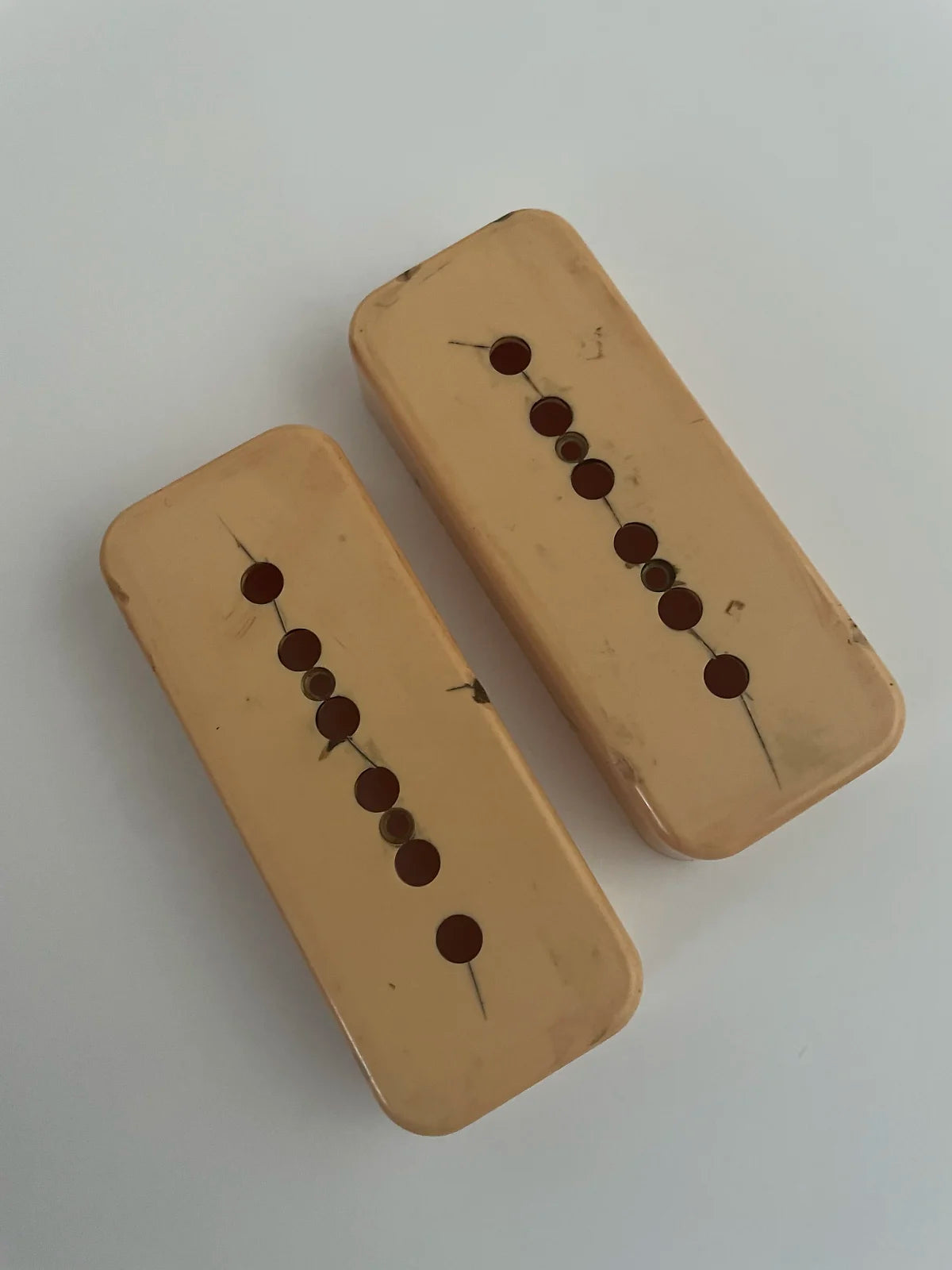 59 Parts aged Gibson P90 pickup covers, set of 2, dark cream, soapbar, relic, 49.2 spacing