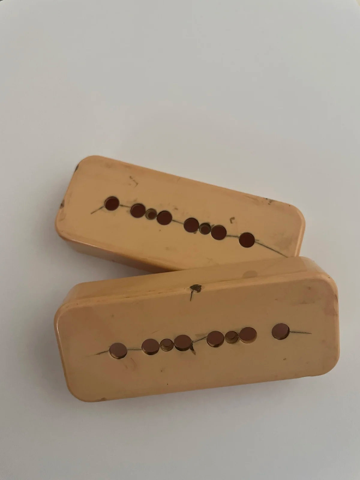 59 Parts aged Gibson P90 pickup covers, set of 2, dark cream, soapbar, relic, 49.2 spacing