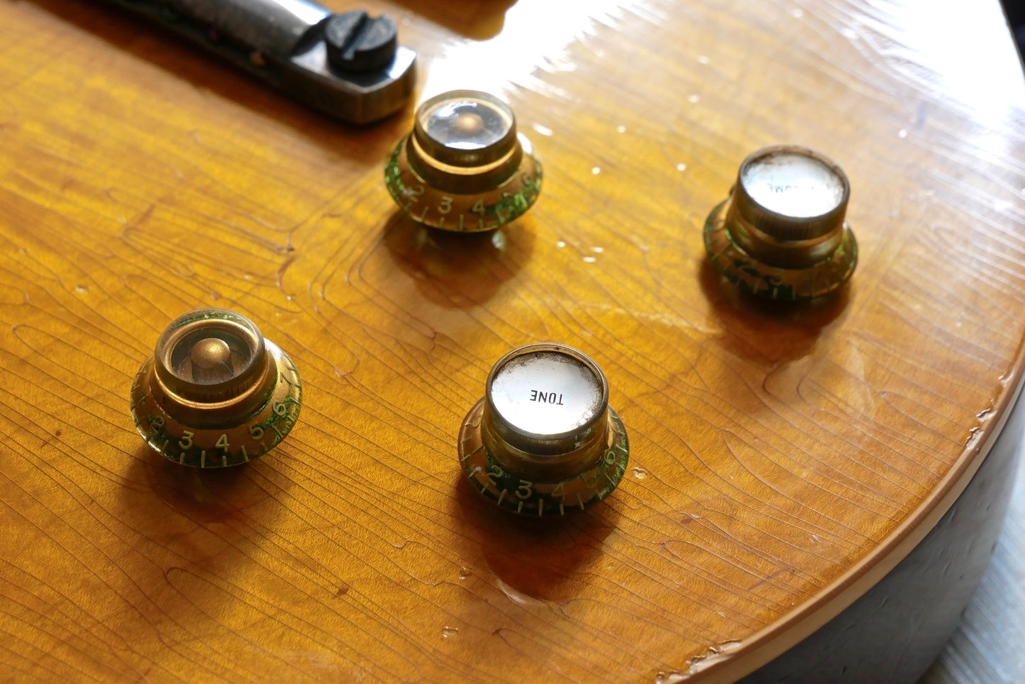Aged Gibson Les Paul Mismatched knobs, for Gary Moore style guitars, set of 4