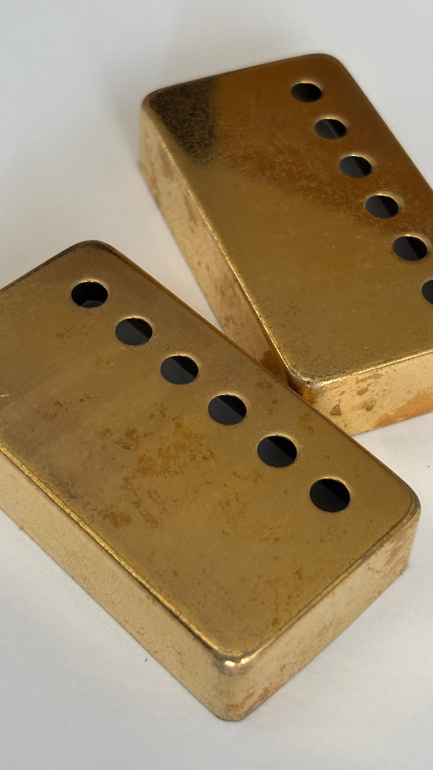 Aged Gold pickup cover for Gibson guitars, PAF spacing, relic, Area 59