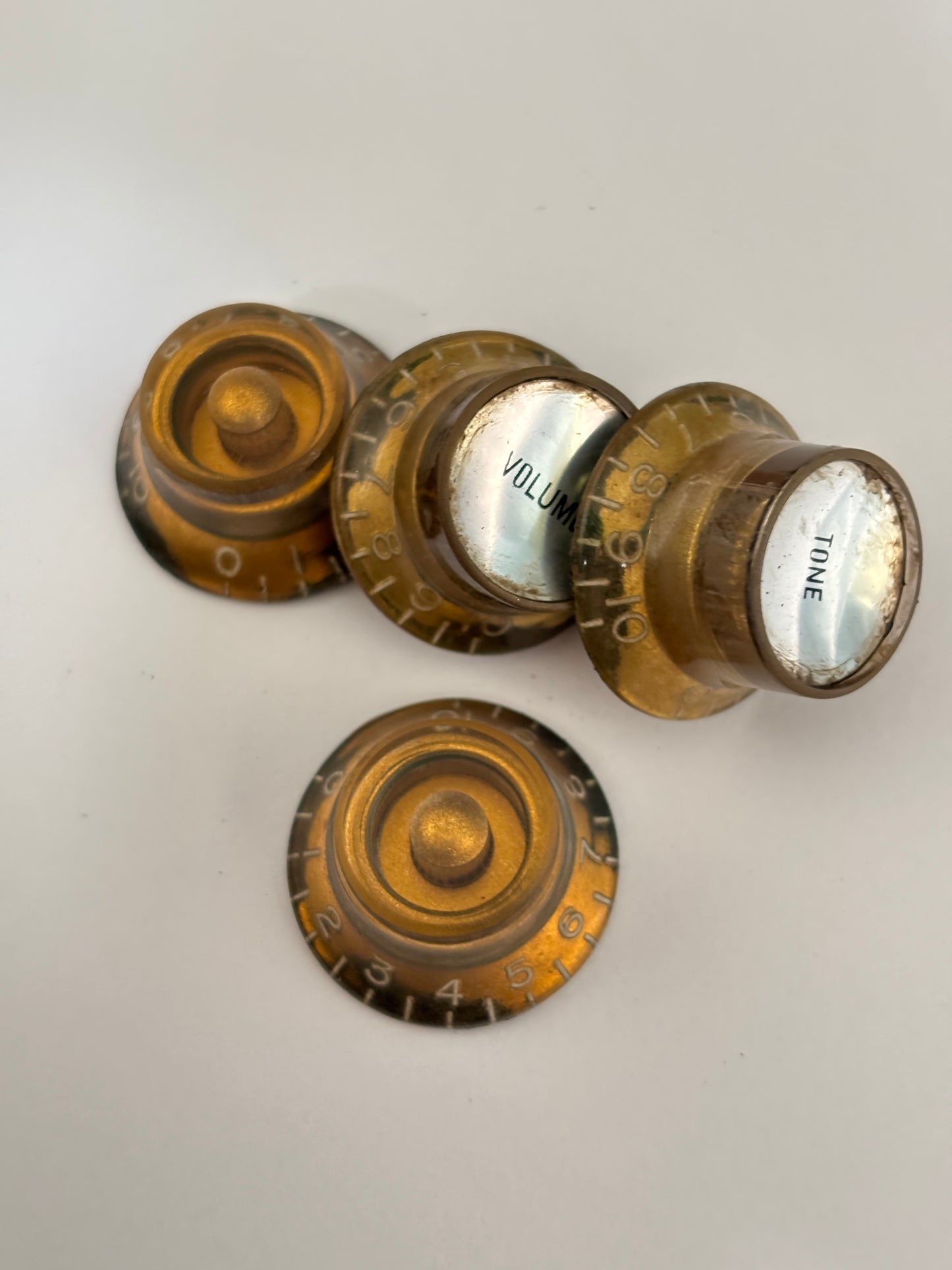 Aged Gibson Les Paul Mismatched knobs, for Gary Moore style guitars, set of 4
